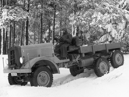 1940年德國軍隊進行冬季試驗的“Einheitsdiesel”（統(tǒng)一柴油）全輪驅(qū)動車輛