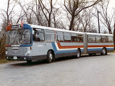 一輛鏈接的曼恩 SG 192公交車行駛在美國的道路上