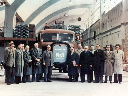 1955年，慕尼黑工廠第一輛曼恩卡車的照片
